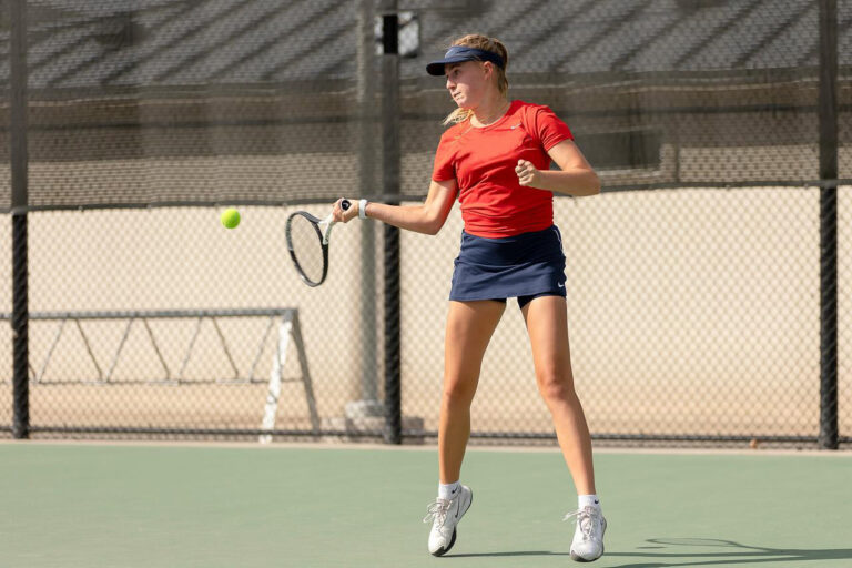 University athlete Lilly Stienemeier on tennis course