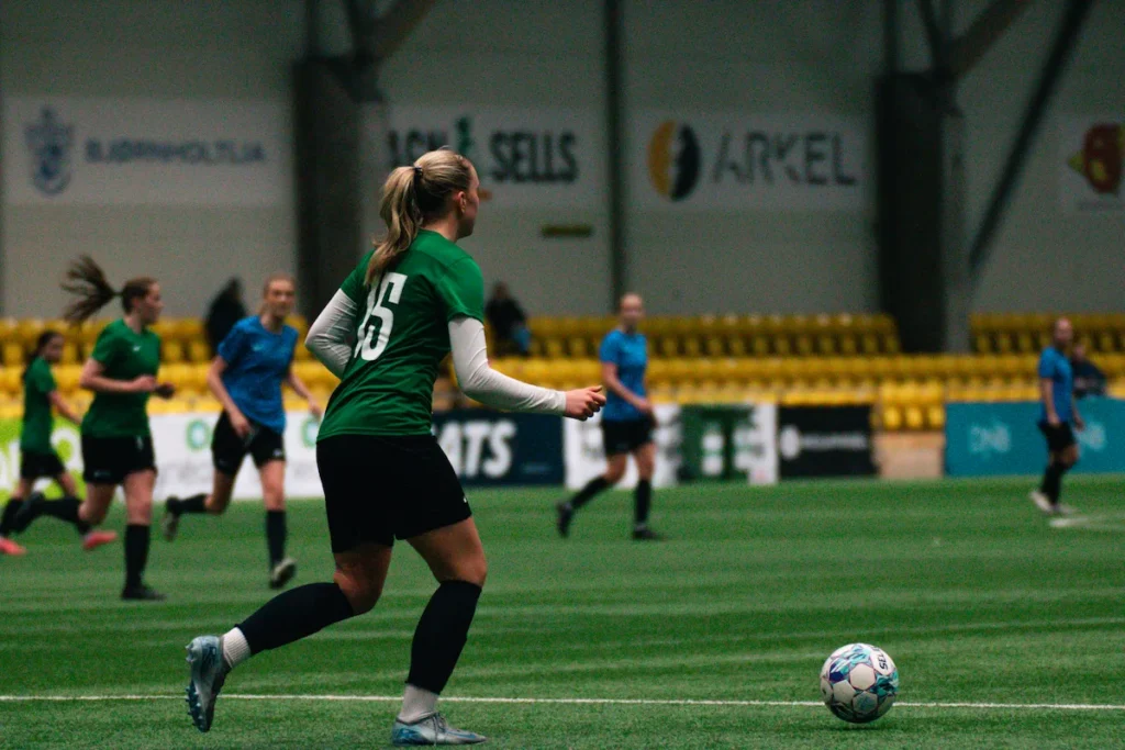 Soccer player serving the ball at the Keystone Sports College Soccer Showcase