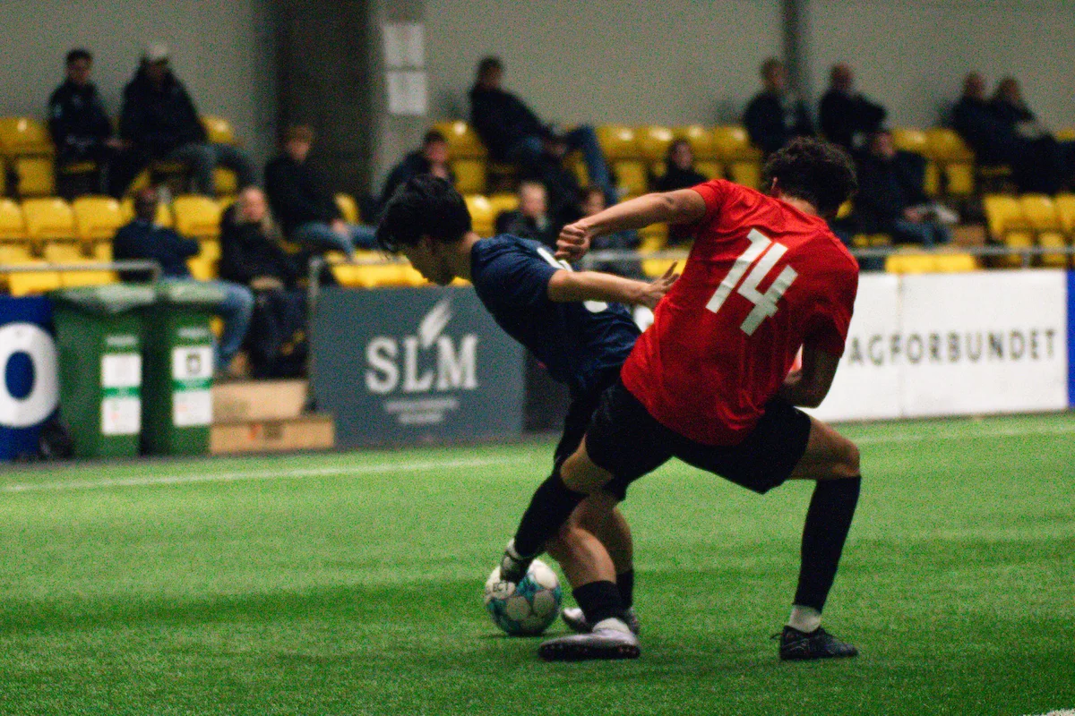 Two players fighting for a ball as college coaches look on at the Keystone Sports College Soccer Showcase