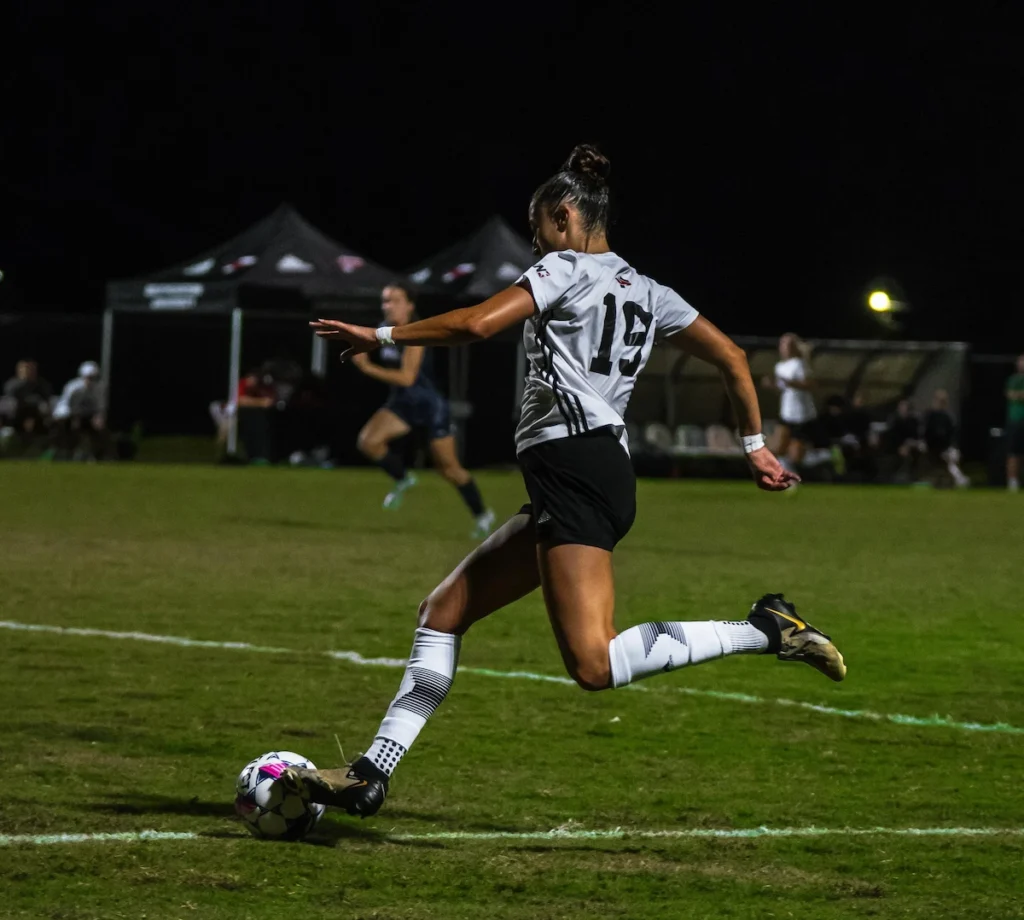 College football player Sara Irurozki dribbling the ball in a match